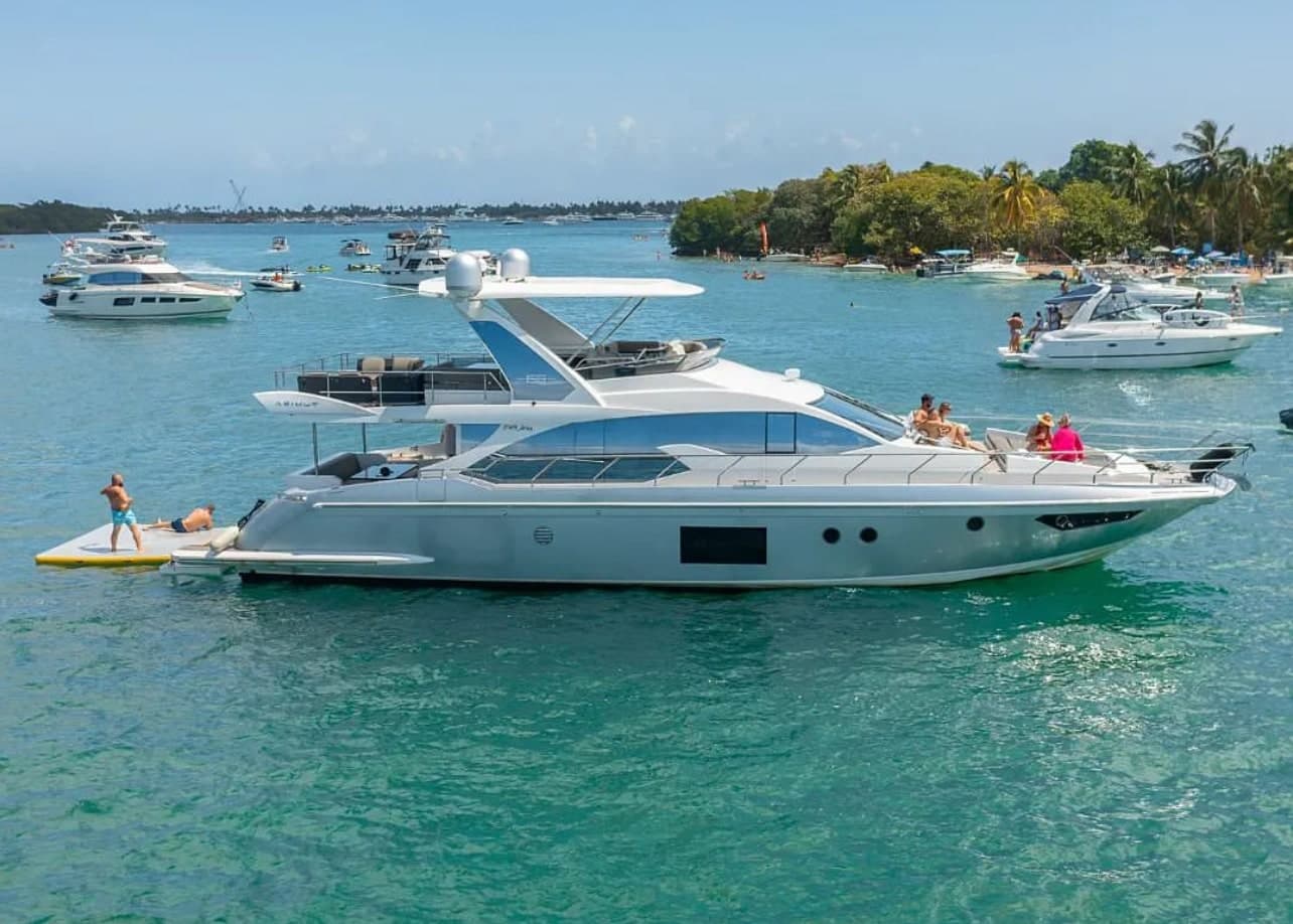 Yacht deck and horizon